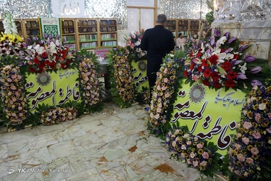 گل آرایی ضریح مطهر حضرت معصومه (س)