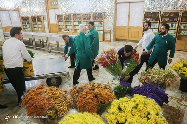 گل آرایی ضریح مطهر حضرت معصومه (س)