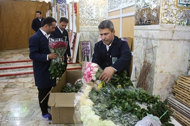گل آرایی ضریح مطهر حضرت معصومه (س)