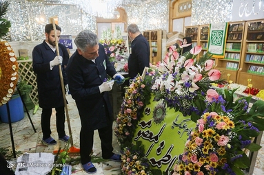 گل آرایی ضریح مطهر حضرت معصومه (س)