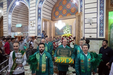 گل آرایی ضریح مطهر حضرت معصومه (س)