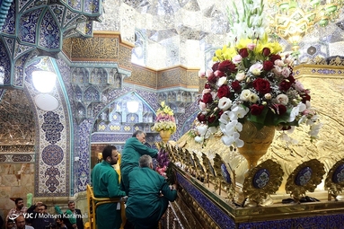 گل آرایی ضریح مطهر حضرت معصومه (س)