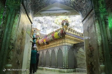 گل آرایی ضریح مطهر حضرت معصومه (س)