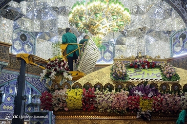 گل آرایی ضریح مطهر حضرت معصومه (س)