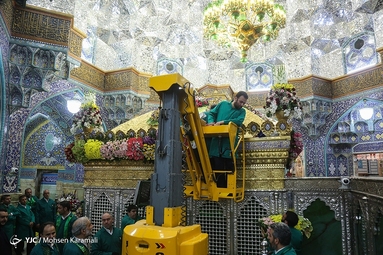 گل آرایی ضریح مطهر حضرت معصومه (س)