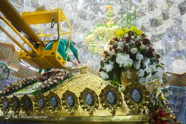 گل آرایی ضریح مطهر حضرت معصومه (س)