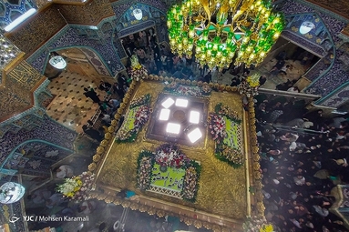 گل آرایی ضریح مطهر حضرت معصومه (س)