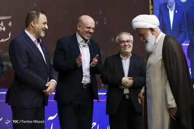 نخستین مراسم اعطای نشان عالی دانش در نماد آموزش عالی ایران در تالار علامه امینی دانشگاه تهران