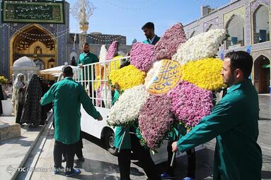 گلباران حرم مطهر رضوی در شب میلاد امام مهربانی‌ها