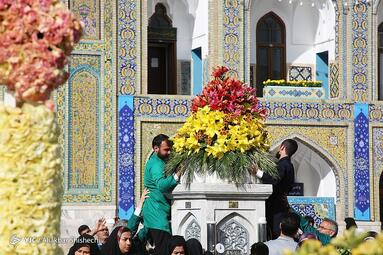 گلباران حرم مطهر رضوی در شب میلاد امام مهربانی‌ها