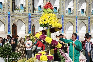 گلباران حرم مطهر رضوی در شب میلاد امام مهربانی‌ها