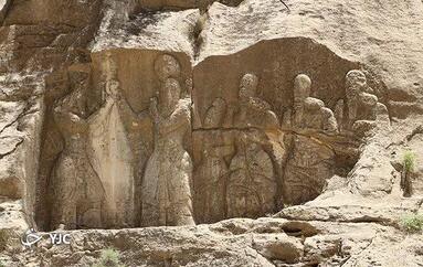 سنگ نگاره تاج ستانی اردشیر بابکان در فیروزآباد