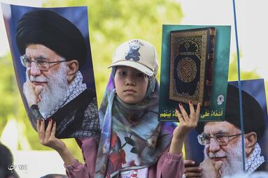تجمع مردم اصفهان در اعتراض به هتک حرمت قرآن کریم