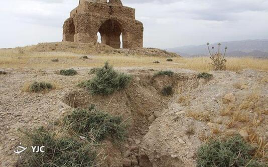 شکاف زمین در نزدیکی چهارتاقی گره