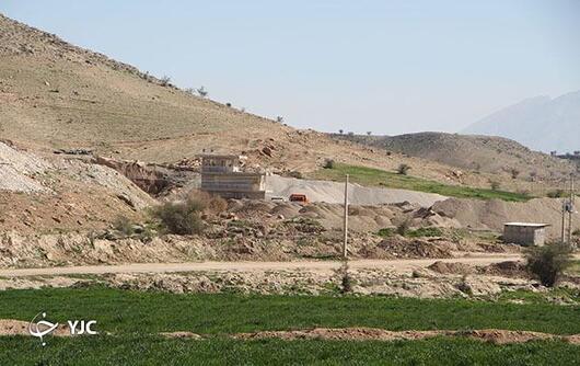 عکسی از کارگاه سنگ شکن در سال ۹۵ که هم اینک پیشرفت گسترده ای کرده است
