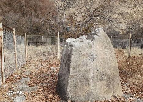 فنس کشی اطراف آتشدان سنگی پارس که اداره میراث فرهنگی در سال ۱۳۹۷ خورشیدی نصب کرده و اکنون از بیخ و بُن کنده شده