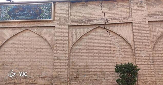 ترک و شکاف عمیقی که در دیوار خانه زینت الملک و از سمت بیرون بنا و در کوچه ایجاد شده است