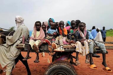 کودکان سودانی ،هنگام عبور از مرز بین سودان و چاد 