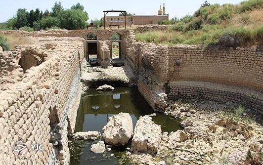 بخش هایی از سازه های ارزشمند معماری پل بند امیر که فرو ریخته 