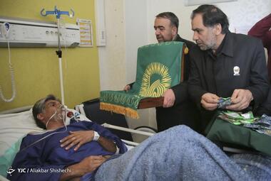 عیادت خدام آستان قدس رضوی از مجروحین حادثه تروریستی کرمان