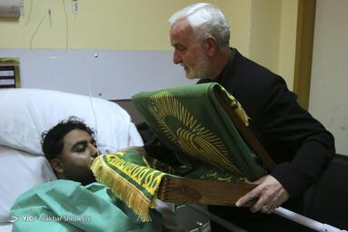 عیادت خدام آستان قدس رضوی از مجروحین حادثه تروریستی کرمان