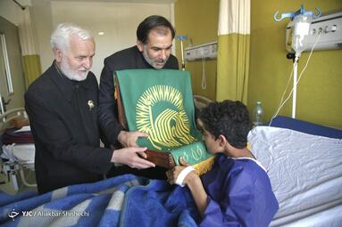عیادت خدام آستان قدس رضوی از مجروحین حادثه تروریستی کرمان