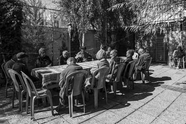 خانه سالمندان شیراز مرکز نگهداری پدرانی است که در کوچه پس کوچه‌های شهر نهاده شده و در انتظار دیدار فرزندانشان، موهایشان سفید شده است. روز پدر بهانه‌ای باشد برای دیدار از پدرانی که جوانیان را به پای فرزندانشان گذاشتند.