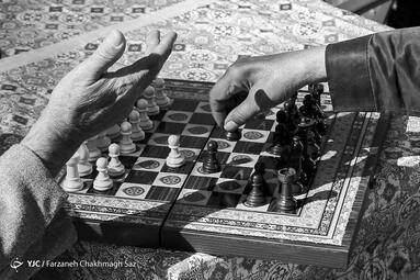 خانه سالمندان شیراز مرکز نگهداری پدرانی است که در کوچه پس کوچه‌های شهر نهاده شده و در انتظار دیدار فرزندانشان، موهایشان سفید شده است. روز پدر بهانه‌ای باشد برای دیدار از پدرانی که جوانیان را به پای فرزندانشان گذاشتند.