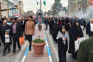اسفند دود کردن در مسیر راهپیمایان روز ۲۲ بهمن ۱۴۰۲