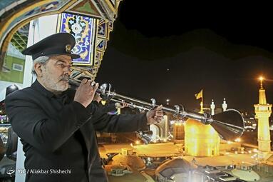 آیین نقاره‌زنی حرم رضوی به مناسبت شب میلاد امام سجاد (ع)