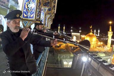 آیین نقاره‌زنی حرم رضوی به مناسبت شب میلاد امام سجاد (ع)