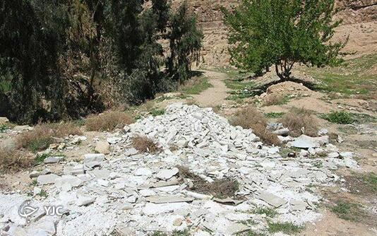 نخاله ساختمانی در ورودی محوطه «برم دلک» 