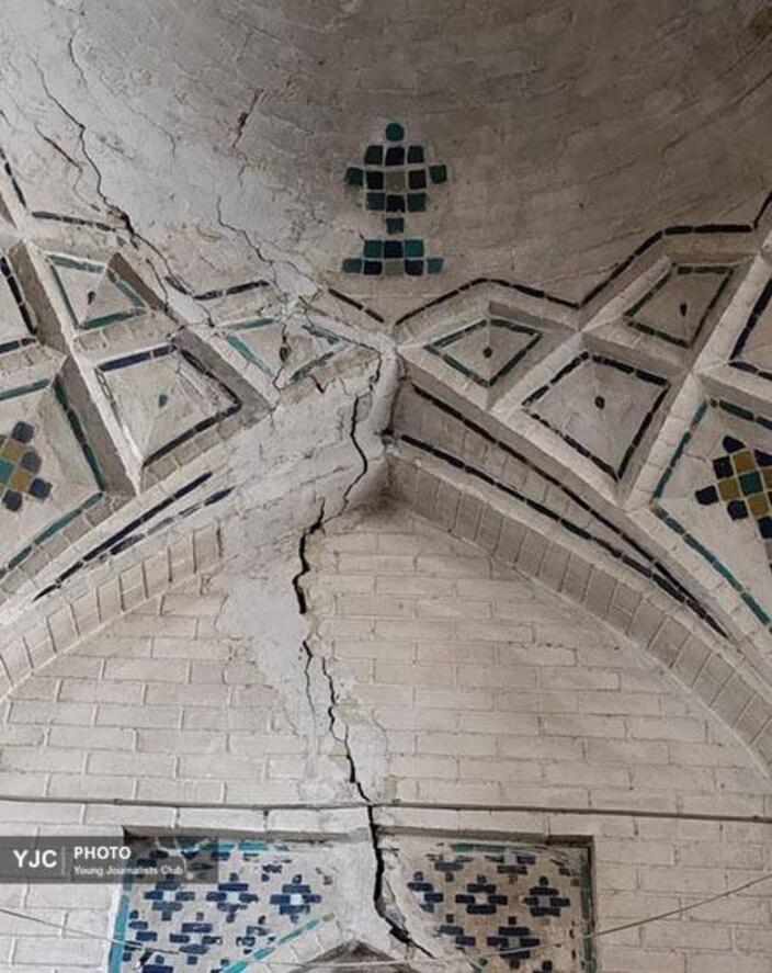ترک ها و شکاف ها بر روی مسجد مشیر شیراز