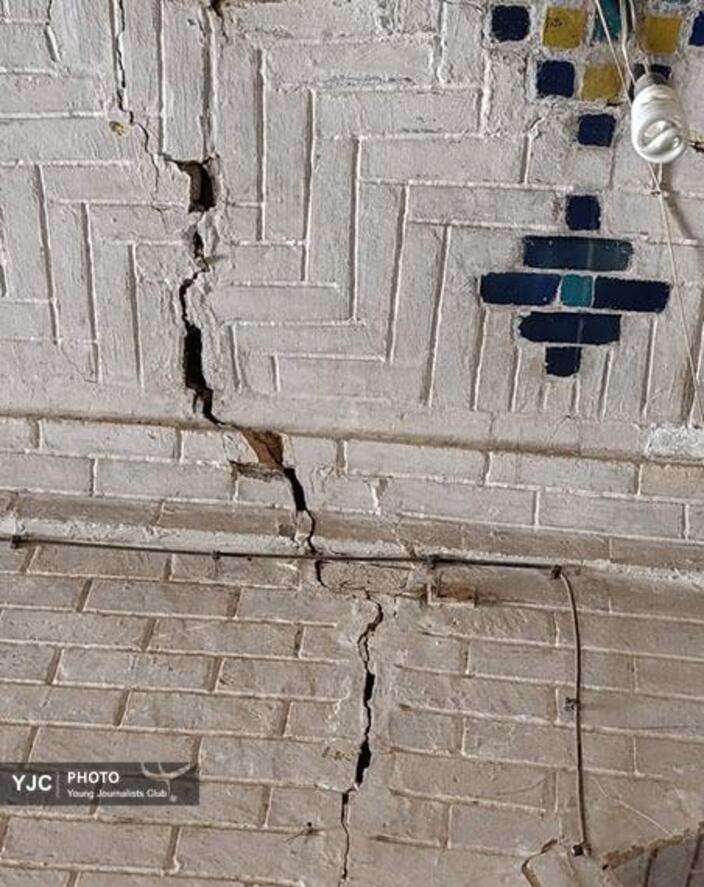 ترک ها و شکاف ها در بخش هایی از مسجد تاریخی مشیر شیراز