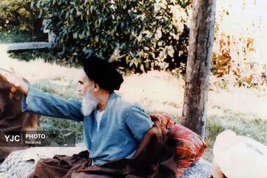 عکس حضرت امام خمینی (ره) در نوفل لوشاتو پاریس