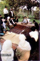 عکس حضرت امام خمینی (ره) در نوفل لوشاتو پاریس