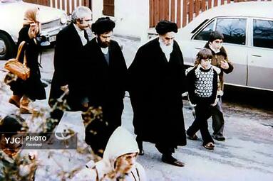 عکس حضرت امام خمینی (ره) در نوفل لوشاتو پاریس