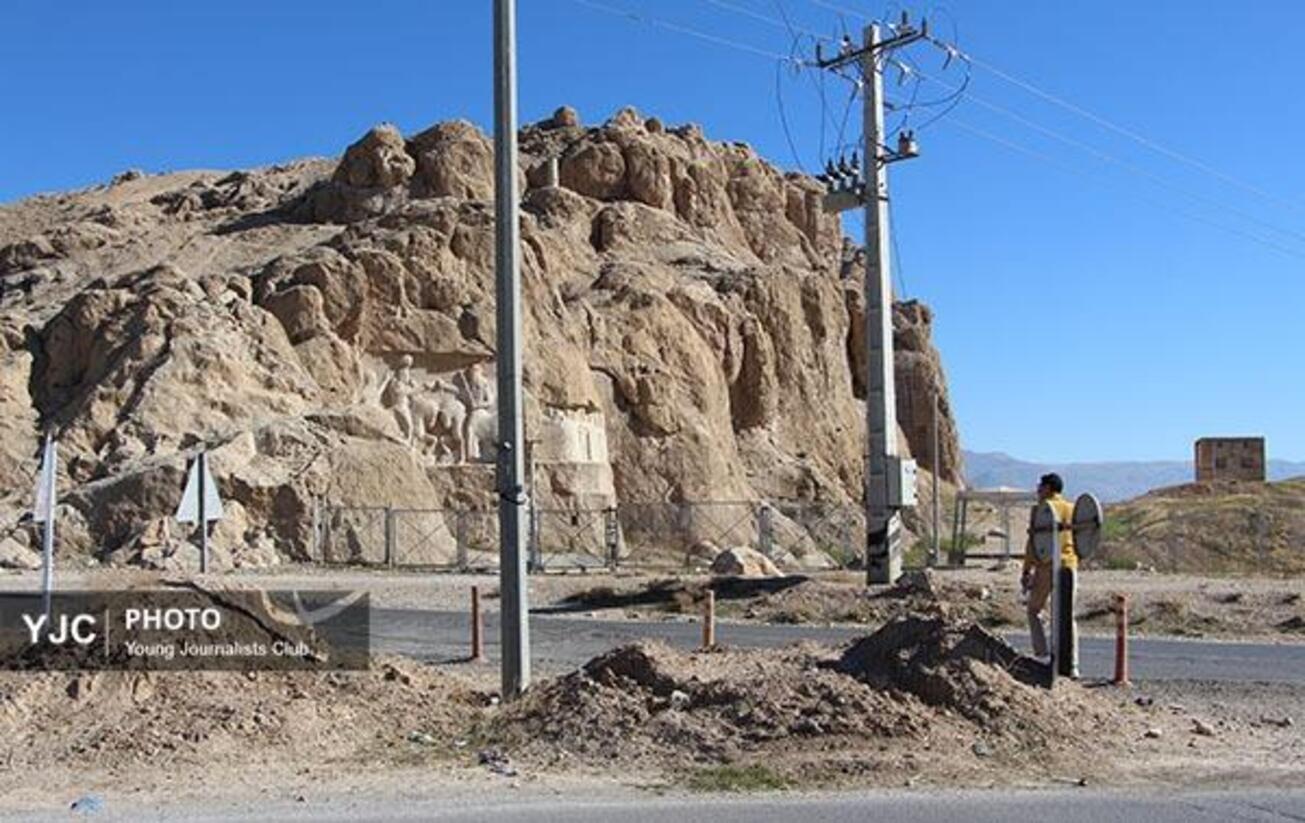 برپایی تیرهای برق در چند سال گذشته در نزدیکی نقش رستم 