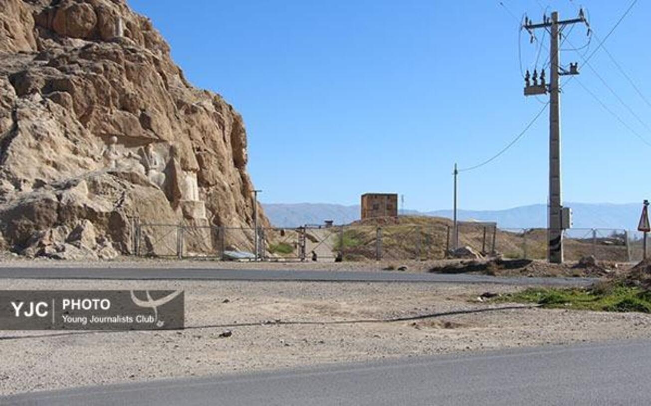 جاده آسفالته در دو سوی آثار تاریخی نقش رستم