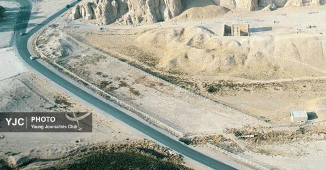 مسیر راه پشت آثار باستانی نقش رستم که به مکان ساخت میدان منتهی می شود