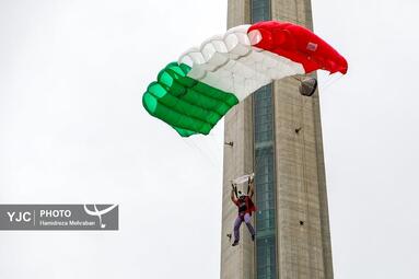 پرش چتربازان از برج میلاد به مناسبت روز جمهوری اسلامی
