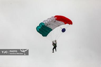 پرش چتربازان از برج میلاد به مناسبت روز جمهوری اسلامی