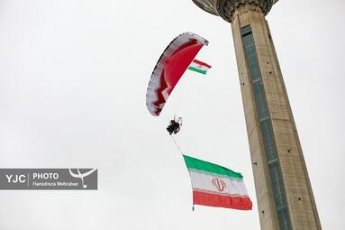 پرش چتربازان از برج میلاد به مناسبت روز جمهوری اسلامی