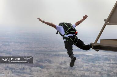 پرش چتربازان از برج میلاد به مناسبت روز جمهوری اسلامی