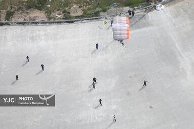 پرش چتربازان از برج میلاد به مناسبت روز جمهوری اسلامی