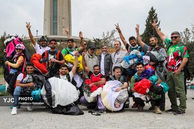 پرش چتربازان از برج میلاد به مناسبت روز جمهوری اسلامی