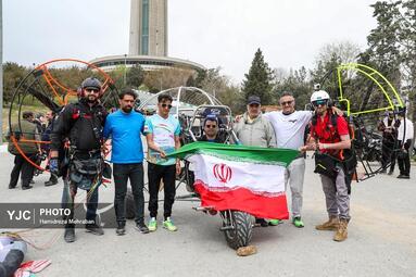 پرش چتربازان از برج میلاد به مناسبت روز جمهوری اسلامی