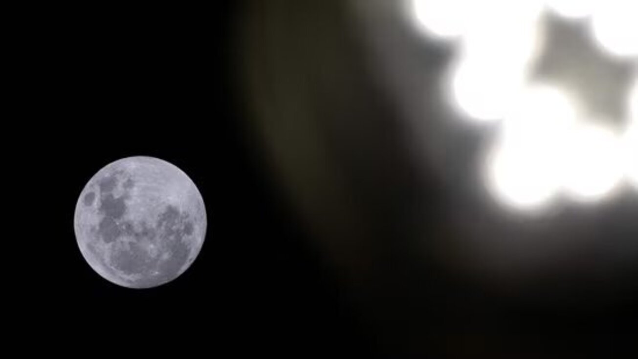 ماه کامل بر فراز ساحل کیاما سرف سیدنی