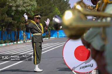 به مناسبت ۲۹ فروردین روز ارتش، نیرو‌های مسلح مستقر در کرمان با برپایی مراسم رژه توان رزمی خود را به نمایش گذاشتند