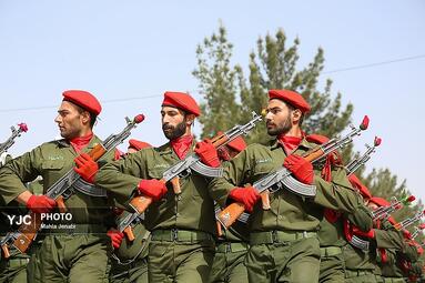 به مناسبت ۲۹ فروردین روز ارتش، نیرو‌های مسلح مستقر در کرمان با برپایی مراسم رژه توان رزمی خود را به نمایش گذاشتند
